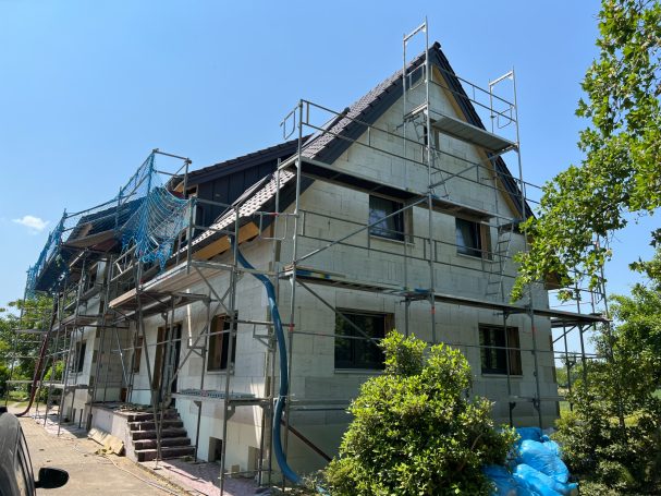 Sanierung eines Zweifamilienhauses BEG EM - Dachsanierung, Fassadendämmung, Fenstertausch